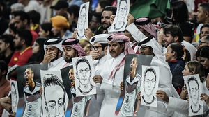 CĐV Qatar chế giễu tuyển Đức bằng ảnh Ozil