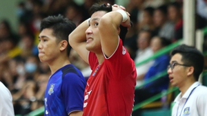 Hồ Văn Ý và cầu thủ futsal Thái Sơn Nam buồn bã khi về nhì ở Cúp Quốc gia
