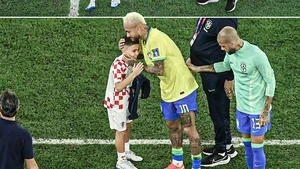 Tan chảy với hình ảnh con trai Perisic 'lau khô nước mắt' Neymar