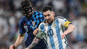 Khoảnh khắc thiên tài: Messi 'vờn' trung vệ hay nhất World Cup rồi kiến tạo cho Alvarez ghi bàn