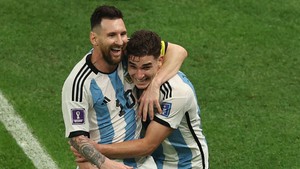 Argentina: Có Alvarez, Messi chạm một tay vào cúp vàng 