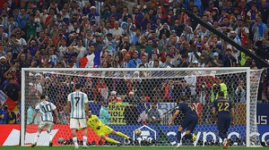 Tranh cãi quả penalty giúp Messi lập kỷ lục World Cup