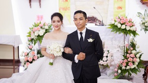 Hình ảnh lễ cưới ấm áp của Khánh Thi - Phan Hiển trong nhà thờ