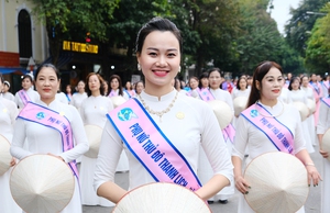 Hình ảnh phụ nữ Thủ đô rạng rỡ trong tà áo dài truyền thống
