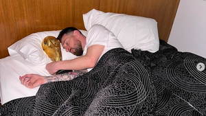 Messi khoe ảnh nằm ngủ với cúp vàng, hứa hẹn phá kỷ lục của chính mình