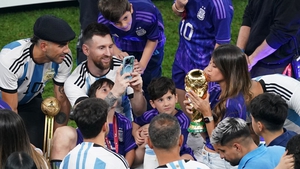 Soi điện thoại Messi chụp ảnh sống ảo cho 'nóc nhà' khi vô địch World Cup