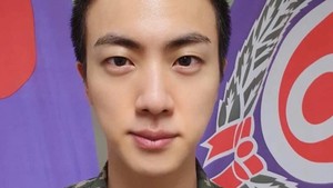 Jin BTS khoe ảnh thiếu ngủ trong quân ngũ, ARMY lo lắng