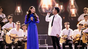 Vừa làm MC, Hoa hậu Mai Phương vừa khoe tài đàn hát cùng Quân AP