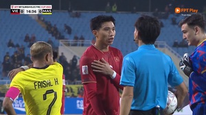 Fan Việt thở phào khi Văn Hậu thoát thẻ sau pha chơi xấu cầu thủ Malaysia