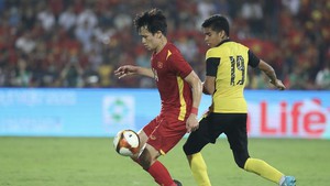 Trực tiếp Việt Nam 1-0 Malaysia (H1): Văn Toàn thẻ đỏ