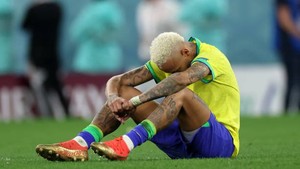Neymar gục đầu, khóc nức nở sau khi Brazil thua Croatia