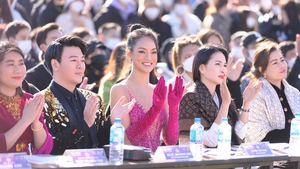 Á hậu Mai Ngô làm giám khảo cuộc thi hoa hậu tại Nhật cùng Tuấn Tú, Phan Anh