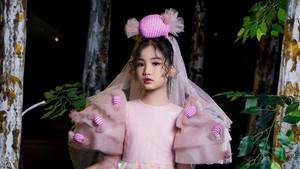 Mẫu nhí Nguyễn Ngọc Bảo Anh đảm nhận vị trí first face tại show diễn thời trang và vũ kịch