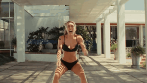 Miley Cyrus diện bikini khoe đường cong 'đốt mắt' trong MV mới ra mắt ngay ngày sinh nhật chồng cũ 
