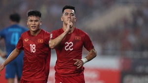 Bóng đá Việt Nam ngày 14/1: Tuyển Việt Nam tập hồi phục, Theerathon hay nhất AFF Cup