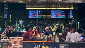 HLV Mano Polking thảnh thơi ngồi quầy rượu, xem MU vs Man City trước trận quyết đấu ĐT Việt Nam