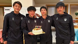 Công Phượng đón sinh nhật ấm áp cùng các đồng đội ở Yokohama FC