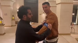 Ronaldo đeo băng đội trưởng để đấu Messi