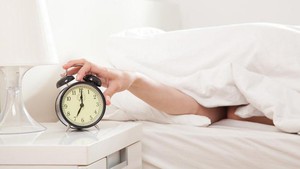 3 thói quen sai lầm buổi sáng có thể tàn phá sức khỏe tinh thần và năng suất làm việc: Thay đổi càng sớm càng có lợi trăm bề