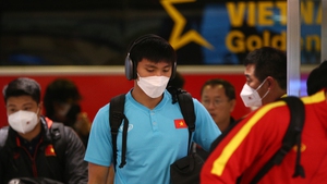 Đội tuyển Việt Nam di chuyển ra sân bay lúc nửa đêm để sang Indonesia đá bán kết AFF Cup 2022