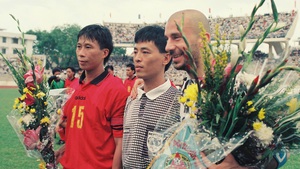 Khoảnh khắc đáng nhớ của Gianluca Vialli với bóng đá Việt Nam