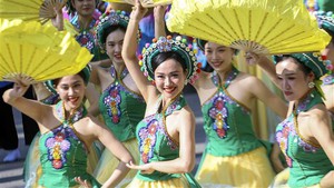 Sôi động Carnaval Thu Hà Nội trên phố đi bộ hồ Hoàn Kiếm