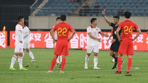 Tiến Linh thẻ đỏ, Việt Nam thua trận đầu tiên dưới thời HLV Troussier