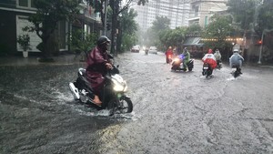 Đà Nẵng tiếp tục mưa lớn, di dời hàng nghìn người dân khỏi vùng ngập lụt
