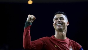 Ở tuổi 38, Ronaldo lập cú đúp đẳng cấp giúp Bồ Đào Nha chiến thắng và đoạt vé dự EURO