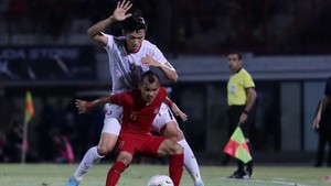 Hài hước khoảnh khắc Văn Hậu 'lấy thịt đè người' khiến Messi của Indonesia phải nhớ tên