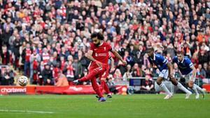 Salah lập cú đúp, Liverpool tạm chiếm ngôi đầu bảng trong ngày Everton phải đá với 10 người