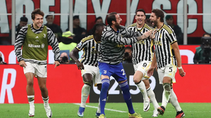 Locatelli ghi bàn vào lưới đội bóng cũ giúp Juventus đánh bại Milan trong thế hơn người