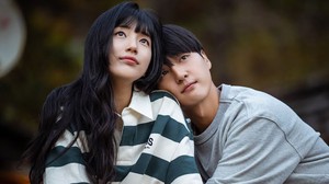 K-Drama 'Donna!' đang dẫn đầu Netflix vì 'phản ứng hóa học' của Suzy và Yang Se Jong