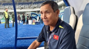 HLV Mai Đức Chung: ‘Cầu thủ Việt Nam tự đánh mất lợi thế vào tay Uzbekistan’