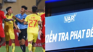 CĐV Thanh Hóa chất vấn trọng tài gay gắt về việc không check VAR sau khi đội nhà đánh rơi chiến thắng trước Viettel