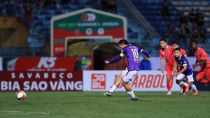 Đá hỏng 11m, Văn Quyết tiếp tục mùa giải sóng gió với Hà Nội FC
