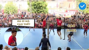 VĐV bóng chuyền cao hơn 2 mét nhận ngay gần chục triệu đồng chỉ sau một cú đánh bóng ở giải hội làng