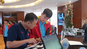 Dàn sao ĐT Việt Nam đặt chân tới Philippines, chuẩn bị cho trận đấu quan trọng