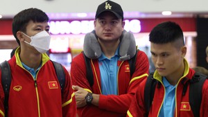 Vượt giá rét, đội tuyển Việt Nam lên đường thi đấu vòng loại World Cup