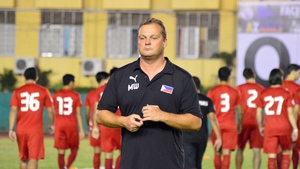 HLV Philippines chỉ đạo từ khán đài vẫn giúp đội nhà thắng ĐT Việt Nam tại giải đấu lớn nhờ sự thay đổi người hiệu quả