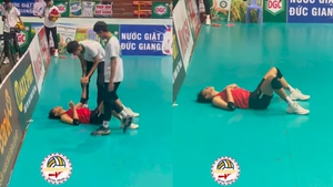 Ngoại binh Thái Lan gục xuống sau khi giúp bóng chuyền Việt Nam thắng kịch tính trước nhà đương kim vô địch