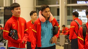 Chùm ảnh: Đội tuyển Việt Nam hối hả về nước sau trận thắng Philippines