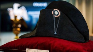 Mũ của Napoléon được bán đấu giá với giá kỷ lục 1,9 triệu euro ở Paris