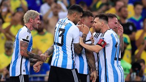 Messi chưa thể phá dớp, Argentina vượt qua Brazil nhờ khoảnh khắc tỏa sáng của trung vệ 