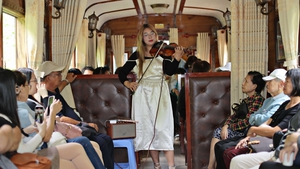 Biểu diễn âm nhạc miễn phí trên các chuyến xe lửa cổ tại Đà Lạt