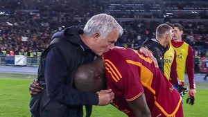 Lukaku bật khóc trong vòng tay Mourinho sau bàn thắng đầy cảm xúc