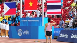 Nghe thấy Quốc ca vang lên, VĐV Việt Nam thực hiện màn chào cờ dù đang thi đấu, khiến khán giả rơi lệ