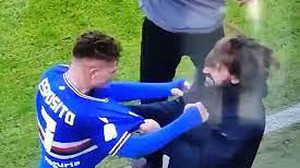 Pirlo ngỡ ngàng vì bị học trò túm cổ lắc như một con búp bê