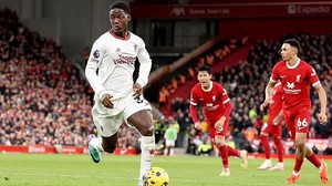 Kobbie Mainoo nhận 'mưa' lời khen với màn trình diễn đỉnh cao trước Liverpool
