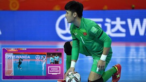 Thủ môn ĐT Việt Nam suýt lập siêu phẩm ở World Cup, bị từ chối bởi công nghệ hỗ trợ trọng tài